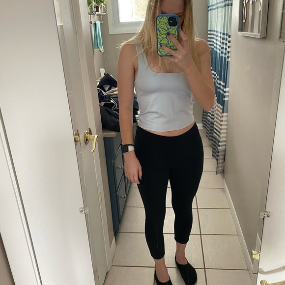 Black Lululemon Capri leggings - Picture 4 of 4